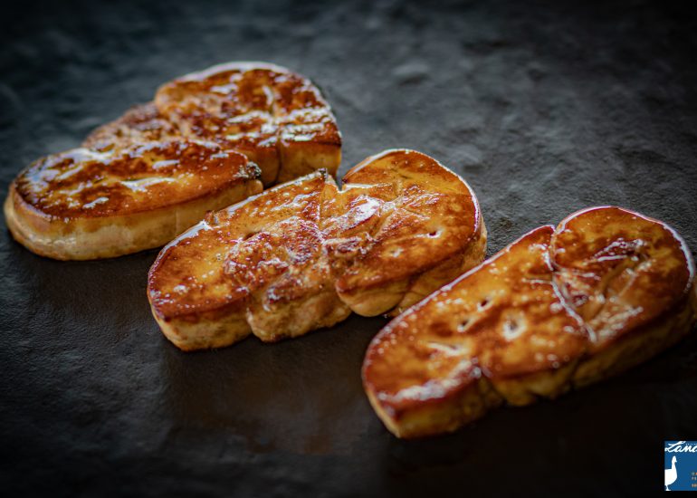Foie gras poêlé et petits choux de Bruxelles et crème à la noisette torréfiée