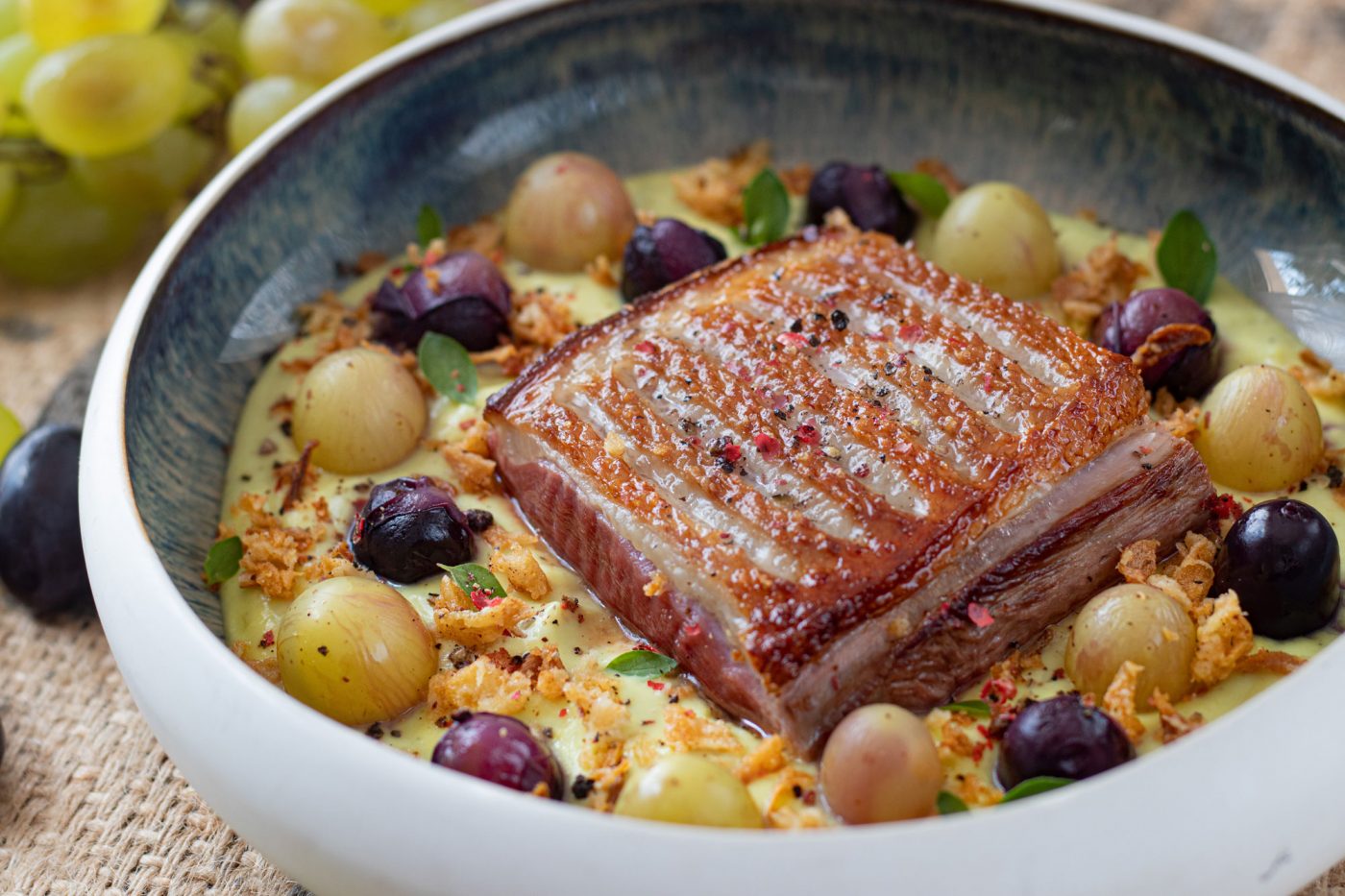 Recette de magret de canard fermier des Landes grillé et purée de céleri et raisins rôtis.