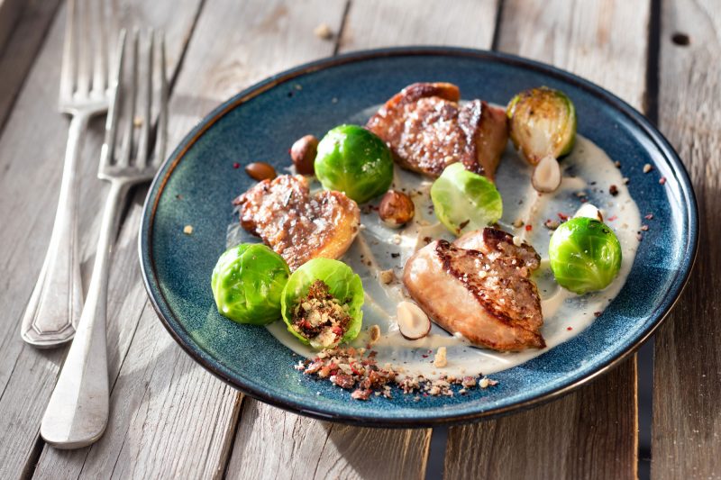 Foie gras poêlé et petits choux de Bruxelles et crème à la noisette torréfiée