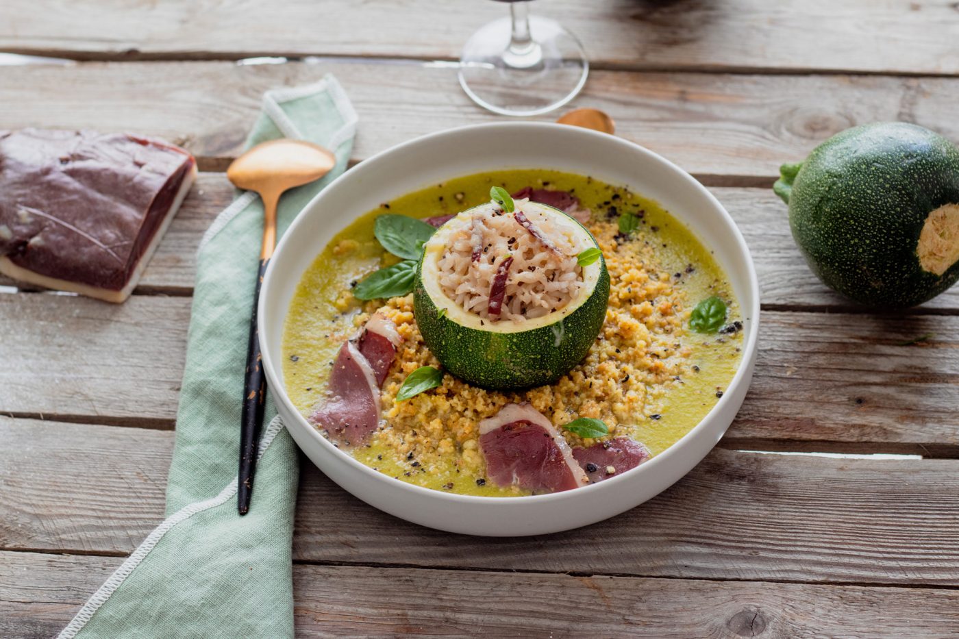 Rissotto de magret fumé, courgettes farcies et crumble