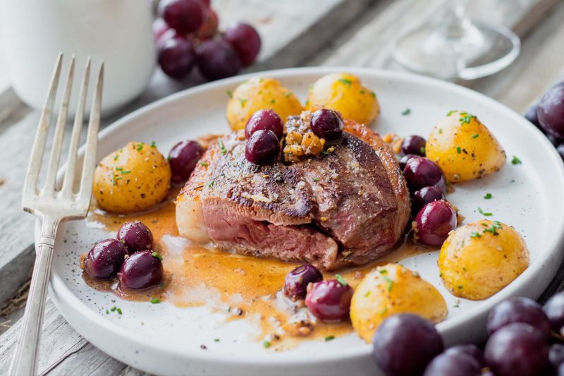 Recette de tournedos de magret de canard et sauce raisin armagnac pour personnes