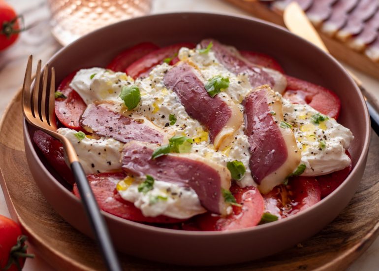Recette Bourdalat : magret fumé de canard fermier des Landes, burrata et tomates