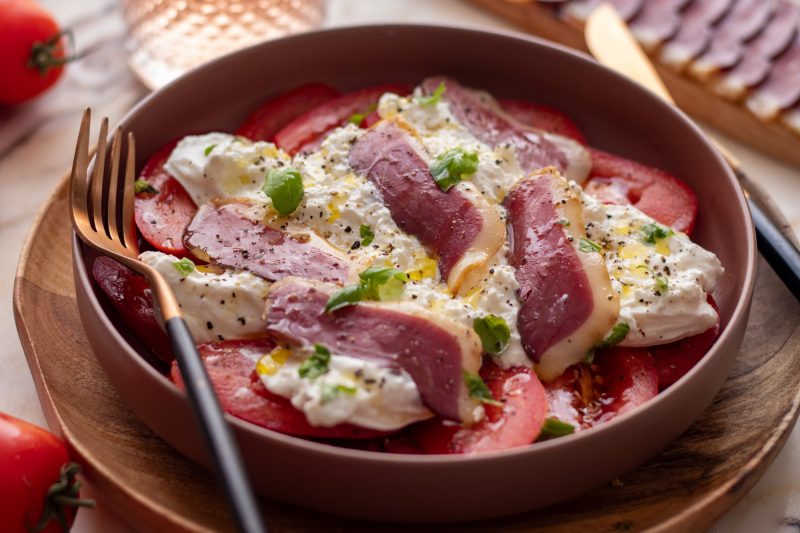 Recette Bourdalat : magret fumé de canard fermier des Landes, burrata et tomates