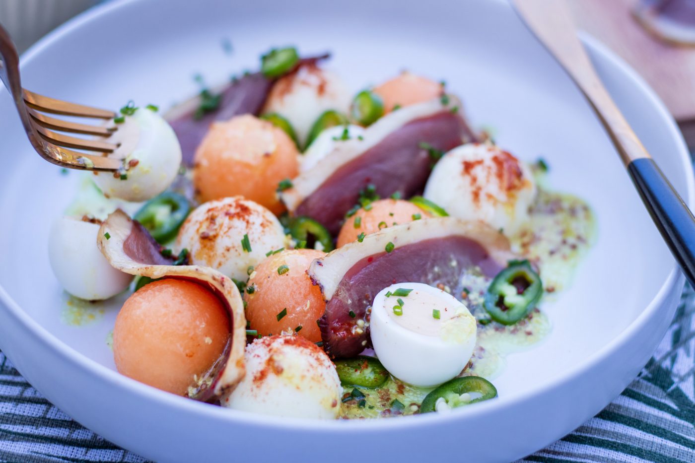 Sarron, une recette de salade estivale magret fumé, melon et formage basque