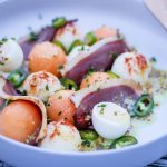 Sarron, une recette de salade estivale magret fumé, melon et formage basque