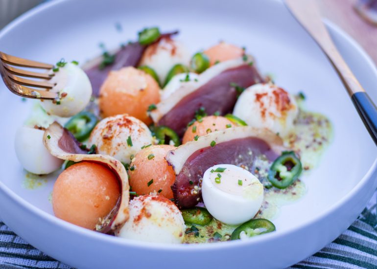 Sarron, une recette de salade estivale magret fumé, melon et formage basque